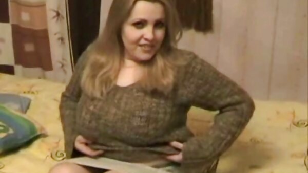 Die magere russische Schlampe Marianne wird anal gefickt, während sexi hausfrauen sie einen bläst