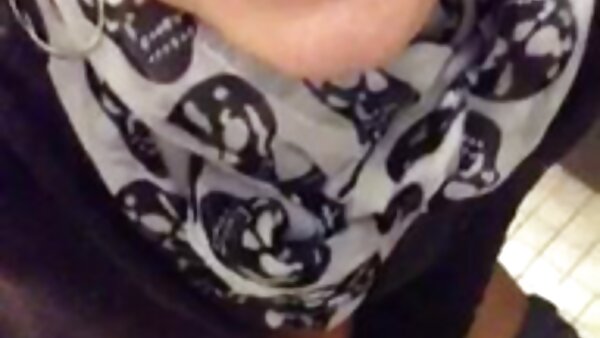 Freche Brünette in kniehohen Stiefeln reife hausfrauen spreizt ihr Gesäß, um ihr Analloch freizulegen