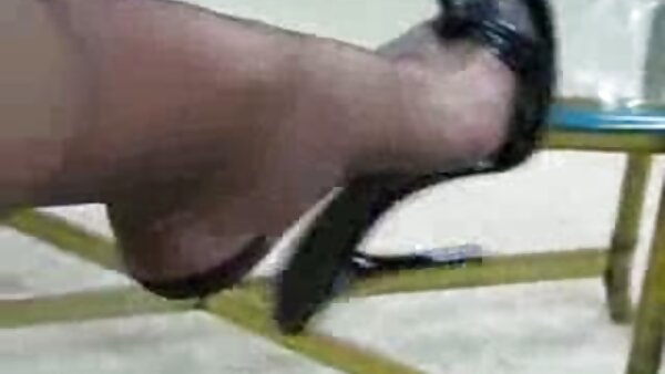 Das langbeinige Mädchen Hydie Waters bekommt ihre Muschi in der hausfrauen sex party Dusche gepumpt