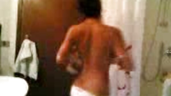 Das atemberaubende Luder Dani Daniels nimmt an reife hausfrauen sex einem lesbischen Dreier teil