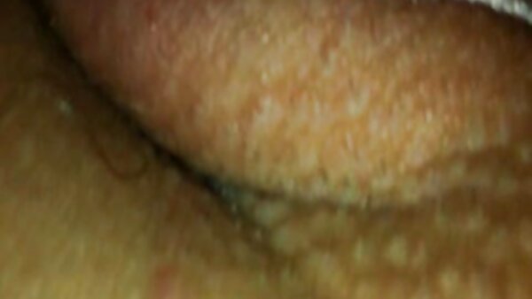 Pissliebende Küken mit kleinen hausfrauen kontakte Brüsten liefern eine gute Show ab