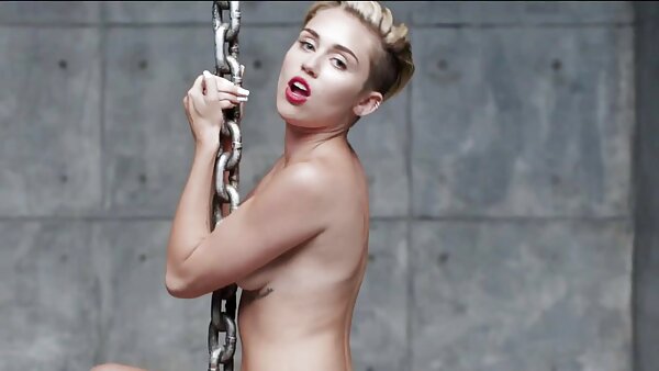 Die faszinierende heiße Brünette Kattie Gold bekommt die Füße sexy hausfrauen geleckt und muss gefickt werden