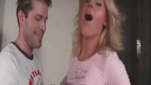 Die lecker aussehende blonde Doxy bekommt ihre kahle Muschi mit einem Vibrator gekitzelt hausfrau sexy