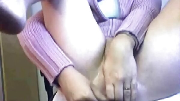 Zwei geile Lesbo-Schlampen setzen einen riesigen falschen Schwanz ein, um ihren geile hausfrau will sex verrückten harten Arsch zu ficken