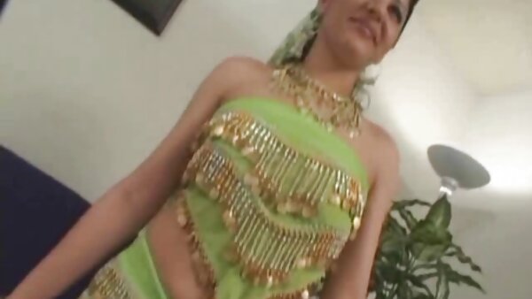 Die kurvige lateinamerikanische Hacke wird von hinten gefickt, während die lesbische hausfrauen verwöhnte Asiatin einen perversen Typen leckt