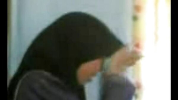 Wunderschönes orientalisches sex mit älteren hausfrauen Luder mit tollem Lächeln masturbiert mit orangefarbenem Plastikstab