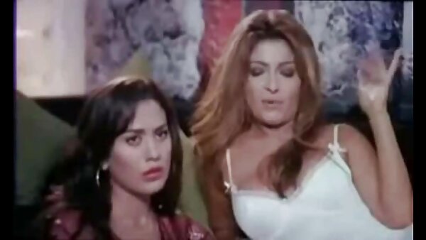 Die vollbusige Brünette wird hausfrauenfilme genagelt, ohne ihre schwarzen Tangas auszuziehen