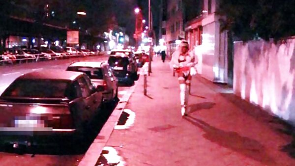 Die blonde Chloe Cherry mit flachen Titten und kleinem Arsch wird mit einem dicken sexhausfrauen Schwanz gefickt