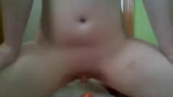 Die Schlampe hausfrauen gratis mit den großen Titten reibt ihren Kitzler, während der Kerl ihren Anus von hinten bohrt