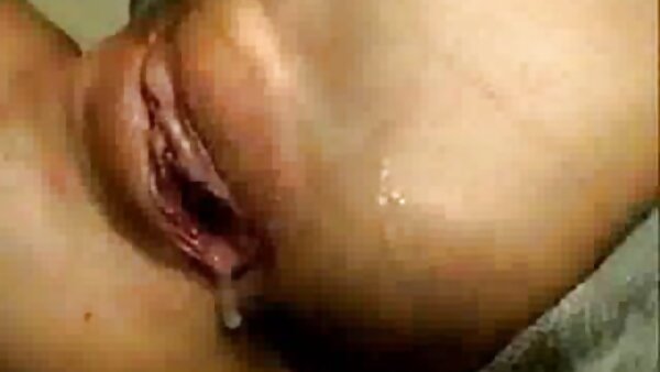 Süßer Teenie mit Pferdeschwänzen hausfrauenfilme Alexis Duval bläst und schluckt Sperma