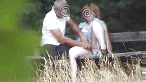 Blondes junges Luder lutscht Schwanz eines deutsche hausfrauen beim sex reifen geilen Kerls