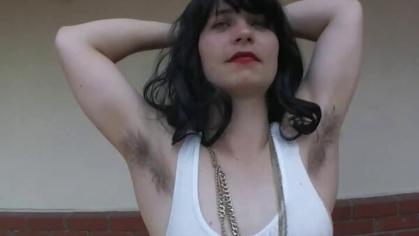 Schönes, blasses, brünettes Girl dreht sich vor Freude, während es erotische hausfrauen von schwarzem Kerl genagelt wird