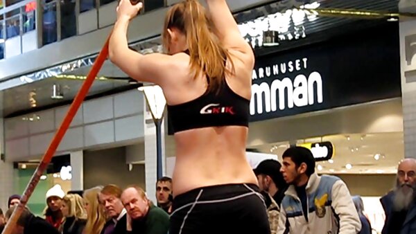 Die umwerfende brünette Zauberin Ashlyn Rae bedient ihren geilen Chef gut geile private hausfrauen