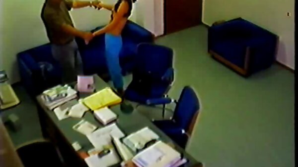 Die alte nackte hausfrauen vollbusige schwarzhaarige Dame führt ihrem brutalen Kumpel in der Badewanne einen soliden Deep Throat vor