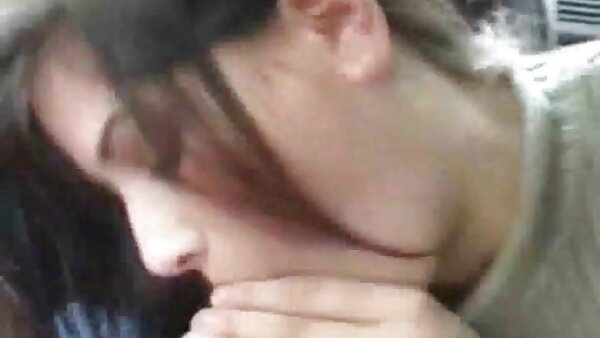 Fitness-Girl Laura zieht sich aus und zeigt ihren sexy hausfrau sexy Sportbody