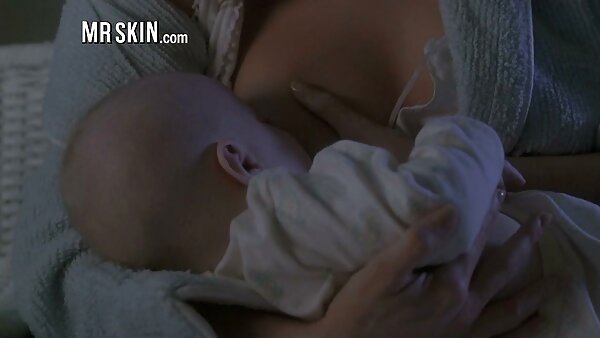 Hussy-Lesben lecken sich auf der betrunkenen hausfrau sex privat Party gegenseitig die Schlitze