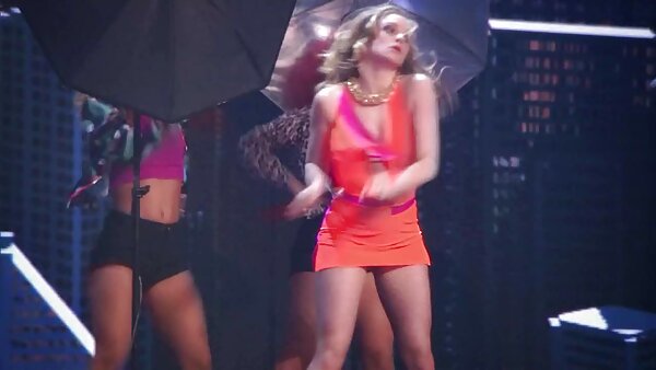 Perverse brünette Schlampe benutzt ihre Hände, um geilen Schwanz zu kostenloser hausfrauensex stimulieren