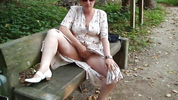 Sextraktive Brünette im BDSM-Outfit gibt nackte hausfrauen kostenlos Schlepperjob