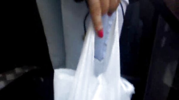 Metallstangen drücken die Möpse der geilen Milf sex hausfrau Poppy James zusammen