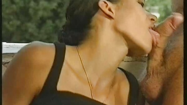 Vollbusige blonde Hottie lutscht großen schwarzen hausfrauen erotik Schwanz ihres verrückten Freundes