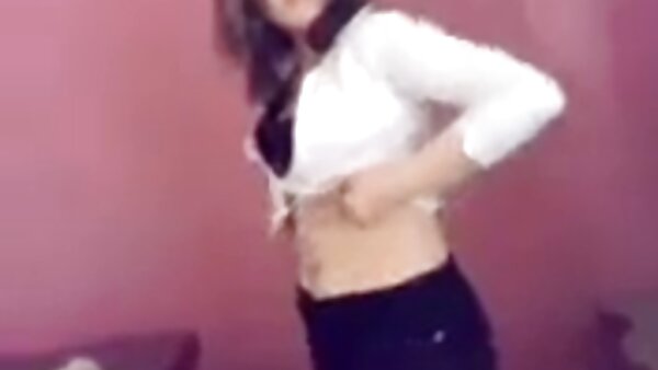 Reife Brünette reitet Strapon und ihre schlaffen Brüste sexi hausfrauen hüpfen