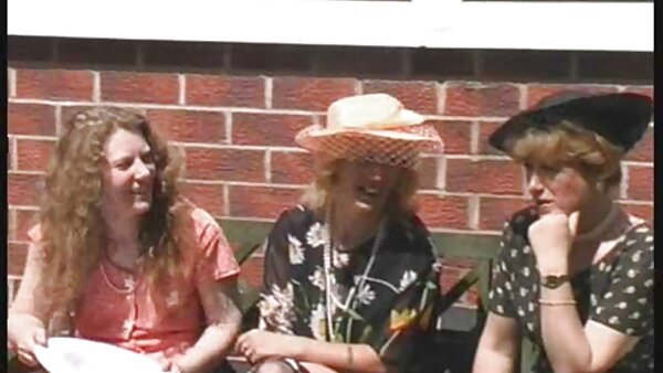 Nuttige Braut Kathy Anderson bläst nackte hausfrauen beim sex Verlobten und Trauzeugen die Schwänze