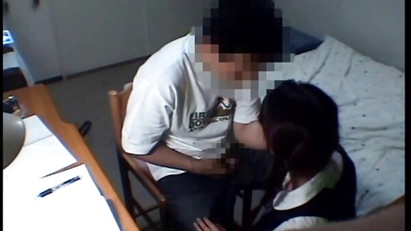 Das lüsterne Babe mit dem winzigen Arsch und den deutsche lesbische hausfrauen frechen Nippeln Agatha posiert im Freien