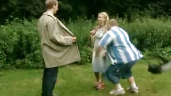 Das hausfrauen sex privat perverse japanische Mädel Hikaru Matsu wird von zwei perversen Kerlen gefickt und gevögelt