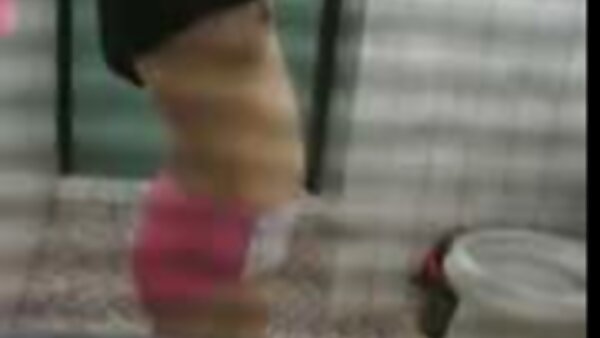 Wunderschönes und eifriges Küken mit schönen Möpsen deutsche hausfrauen bumsen masturbiert direkt im Pool