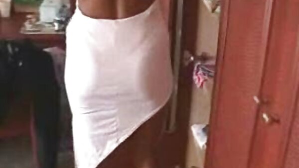 Das brünette Babe mit den kleinen Brüsten lässt sich sexhausfrauen den Anus seitlich polieren