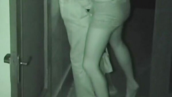 Das böse Babe Tania P neckt mit leckerem Arsch gratis hausfrauen sex und saftigen Möpsen im Bikini