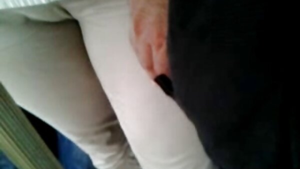 Hübsch aussehende vollbusige hausfrau sexy Brünette schluckt monströsen Schwanz tief in die Kehle