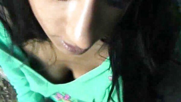 Das schmutzige Küken Presley Maddox in schwarzen Strümpfen gibt geile hausfrauen über 40 ihren Kopf