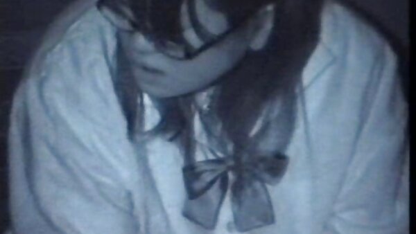 Das sexhungrige blonde Luder Jasmine Tame gibt einen Blowjob, während ein anderer deutsche hausfrauen beim sex Schwanz ihre Möse bohrt