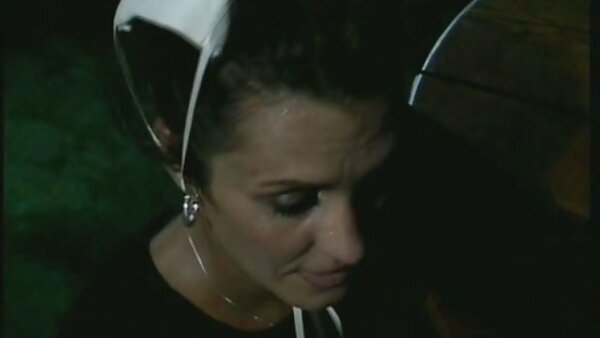 Unersättliches brünettes Küken hüpft rückwärts hausfrauen sexi auf harten Schwanz und bläst Schwänze wie gierig nach Sperma