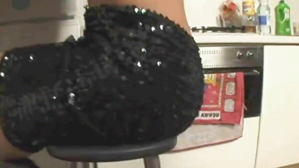 Geiles und schönes Teenieluder wird suche hausfrauen sex in der Küche mit einem Schwanz behandelt