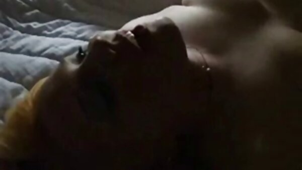 Gebräunte, appetitliche, schlanke Blondine posiert nackt und reitet einen nackte reife hausfrauen Schwanz vor der Kamera