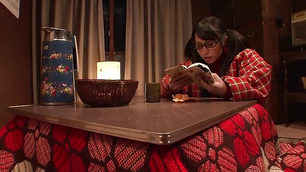 Süßer Teenie gräbt Finger in ihr weißes Höschen und stimuliert hausfrauen für sex Kitzler