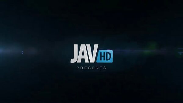 Zwei Männer füttern und essen draußen eine schöne free hausfrauen Latina-Hure