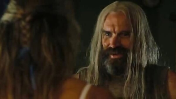 Die unterwürfige Schlampe Elise Graves bekommt ihre Nasenlöcher an die hausfrauen pornofilme Wand gekettet