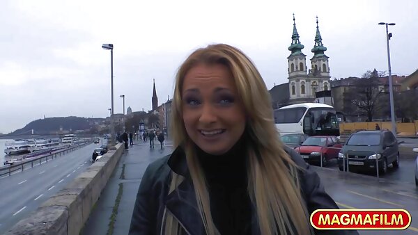 Sexy lockiges junges Hottie und schmutzige wie schlammfette alte Schlampe haben Sex hausfrauen privat sex auf der Couch